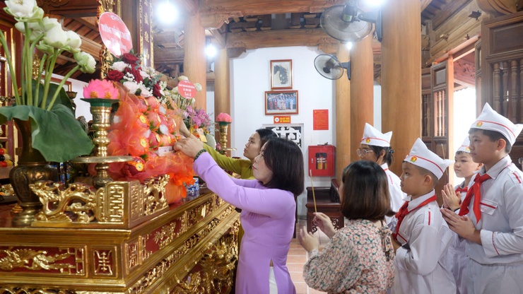 TRƯỜNG TIỂU HỌC THƯ LÂM LONG TRỌNG TỔ CHỨC “LỄ TRƯỞNG THÀNH CHO HỌC SINH LỚP 5 NIÊN KHÓA 2021 – 2026” TẠI NHÀ LƯU NIỆM BÁC HỒ THÔN LỖ KHÊ.- Ảnh 11.