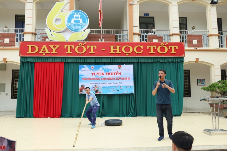 Phường Tùng Thiện tuyên truyền phòng chống đuối nước, tai nạn thương tích và trao quà nhân đạo cho học sinh Trường THCS Thanh Mỹ- Ảnh 1.