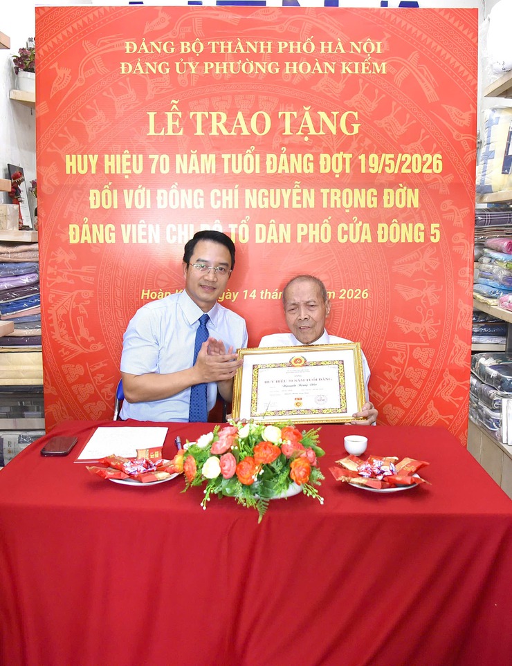 Đảng uỷ phường Hoàn Kiếm trao tặng Huy hiệu 70 năm tuổi Đảng đợt 19/5/2026 đối với đảng viên Nguyễn Trọng Đờn, Chi bộ Tổ dân phố Cửa Đông 5- Ảnh 1.