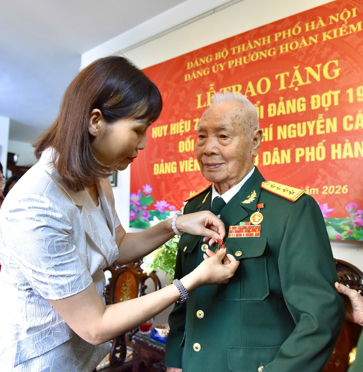 Đảng uỷ phường Hoàn Kiếm trao tặng Huy hiệu 70 năm tuổi Đảng đợt 19/5/2026 đối với đảng viên Nguyễn Cát, Chi bộ Tổ dân phố Hàng Mã 5- Ảnh 2.