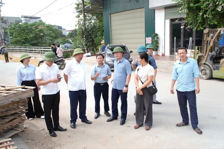 Đoàn công tác xã Tây Phương kiểm tra thực địa, chỉ đạo triển khai các hạng mục hạ tầng tại 5 thôn trên địa bàn xã - Ảnh 2.