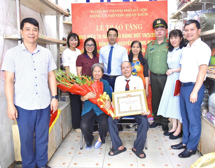 Đảng uỷ phường Hoàn Kiếm trao tặng Huy hiệu 70 năm tuổi Đảng đợt 19/5/2026 đối với đảng viên Nguyễn Trọng Đờn, Chi bộ Tổ dân phố Cửa Đông 5- Ảnh 3.