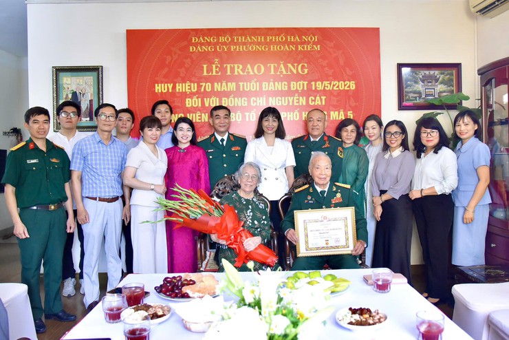 Đảng uỷ phường Hoàn Kiếm trao tặng Huy hiệu 70 năm tuổi Đảng đợt 19/5/2026 đối với đảng viên Nguyễn Cát, Chi bộ Tổ dân phố Hàng Mã 5- Ảnh 3.