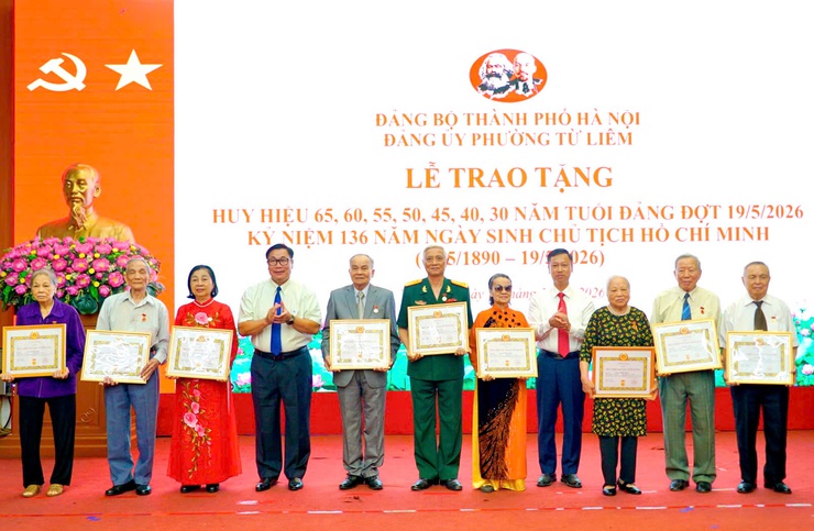 Phường Từ Liêm trao Huy hiệu Đảng đợt 19/5 cho 125 đảng viên- Ảnh 4. Phường Từ Liêm trao Huy hiệu Đảng đợt 19/5 cho 125 đảng viên- Ảnh 4.