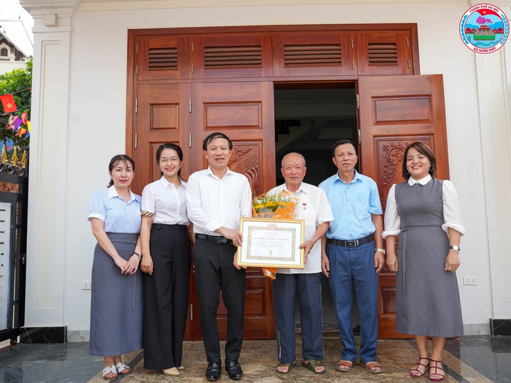 ĐỒNG CHÍ BÍ THƯ ĐẢNG ỦY XÃ HƯNG ĐẠO TRAO HUY HIỆU ĐẢNG TẠI GIA ĐÌNH – SỰ TRI ÂN TRANG TRỌNG ĐỐI VỚI CÁC ĐẢNG VIÊN CAO TUỔI ĐẢNG- Ảnh 1.