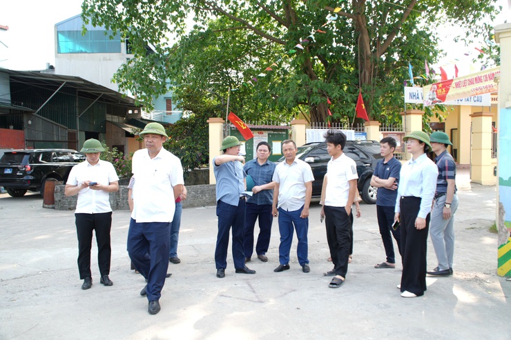 Đoàn công tác xã Tây Phương kiểm tra thực địa, chỉ đạo triển khai các hạng mục hạ tầng tại 5 thôn trên địa bàn xã - Ảnh 3.