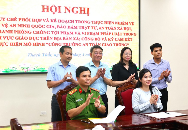 Thạch Thất: Ký kết Quy chế phối hợp bảo đảm an ninh trường học; công bố và ký cam kết thực hiện mô hình “Cổng trường an toàn giao thông”- Ảnh 2.