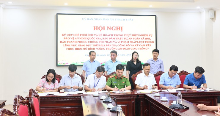 Thạch Thất: Ký kết Quy chế phối hợp bảo đảm an ninh trường học; công bố và ký cam kết thực hiện mô hình “Cổng trường an toàn giao thông”- Ảnh 3.