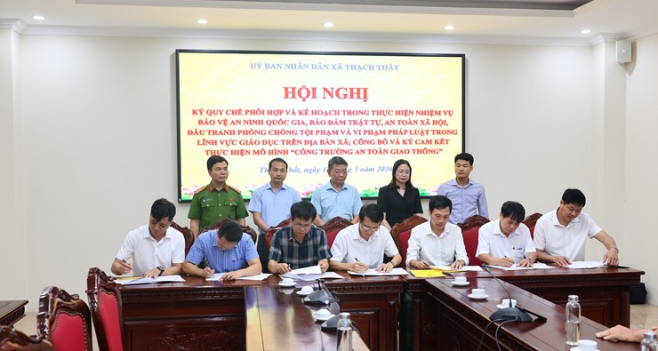 Thạch Thất: Ký kết Quy chế phối hợp bảo đảm an ninh trường học; công bố và ký cam kết thực hiện mô hình “Cổng trường an toàn giao thông”- Ảnh 4.