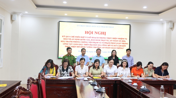 Thạch Thất: Ký kết Quy chế phối hợp bảo đảm an ninh trường học; công bố và ký cam kết thực hiện mô hình “Cổng trường an toàn giao thông”- Ảnh 8.
