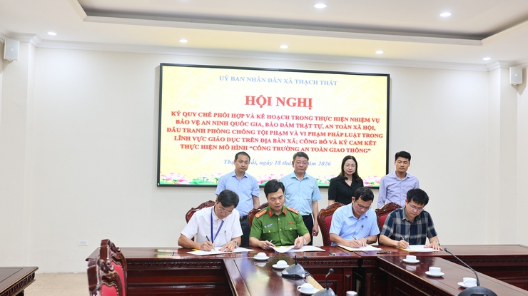 Thạch Thất: Ký kết Quy chế phối hợp bảo đảm an ninh trường học; công bố và ký cam kết thực hiện mô hình “Cổng trường an toàn giao thông”- Ảnh 7.