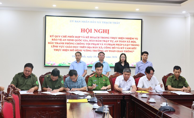 Thạch Thất: Ký kết Quy chế phối hợp bảo đảm an ninh trường học; công bố và ký cam kết thực hiện mô hình “Cổng trường an toàn giao thông”- Ảnh 5.