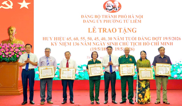 Phường Từ Liêm trao Huy hiệu Đảng đợt 19/5 cho 125 đảng viên- Ảnh 5.