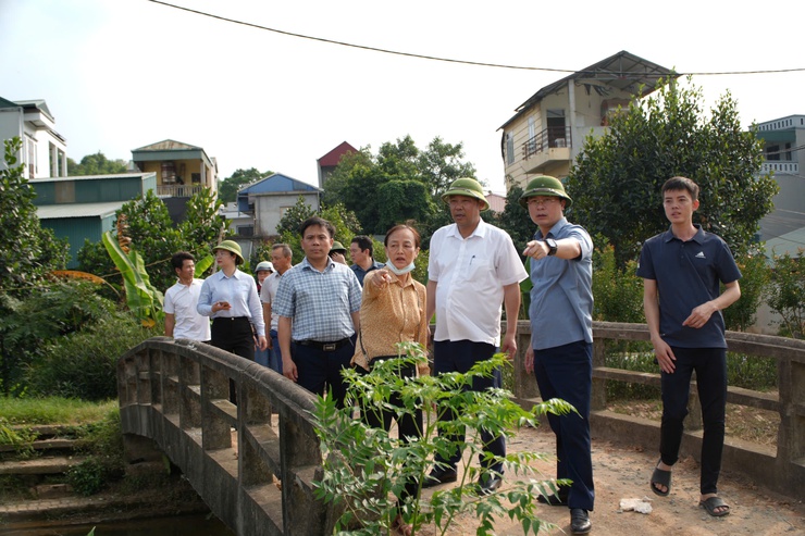 Đoàn công tác xã Tây Phương kiểm tra thực địa, chỉ đạo triển khai các hạng mục hạ tầng tại 5 thôn trên địa bàn xã - Ảnh 4.