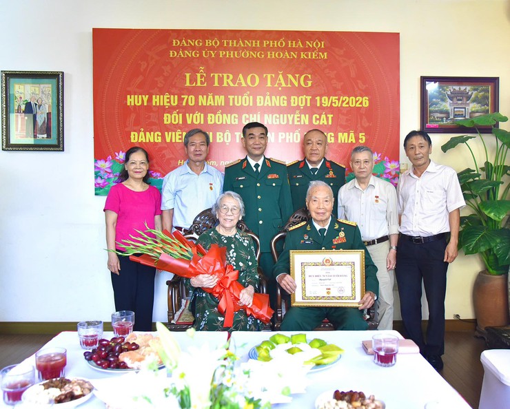 Đảng uỷ phường Hoàn Kiếm trao tặng Huy hiệu 70 năm tuổi Đảng đợt 19/5/2026 đối với đảng viên Nguyễn Cát, Chi bộ Tổ dân phố Hàng Mã 5- Ảnh 4.