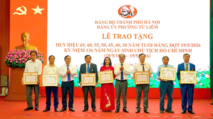 Phường Từ Liêm trao Huy hiệu Đảng đợt 19/5 cho 125 đảng viên- Ảnh 6.