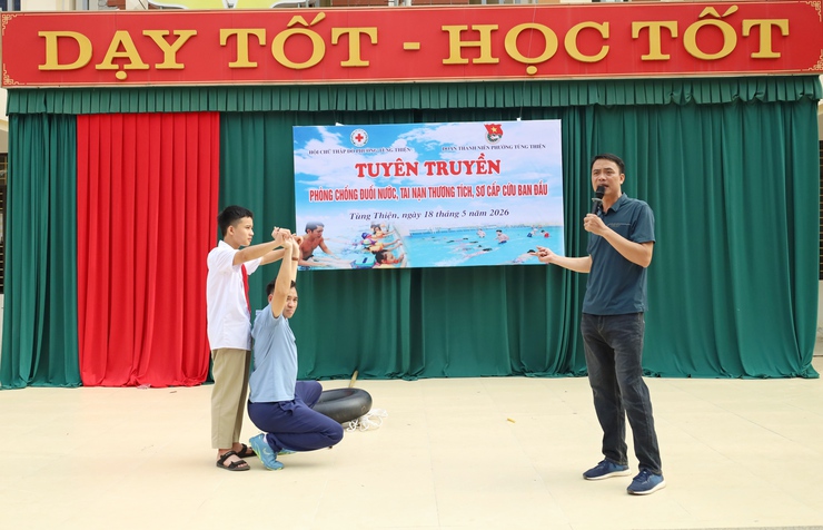 Phường Tùng Thiện tuyên truyền phòng chống đuối nước, tai nạn thương tích và trao quà nhân đạo cho học sinh Trường THCS Thanh Mỹ- Ảnh 2.