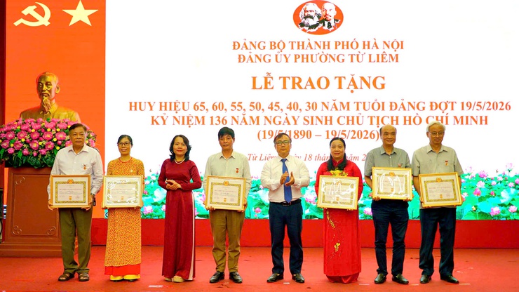 Phường Từ Liêm trao Huy hiệu Đảng đợt 19/5 cho 125 đảng viên- Ảnh 7.