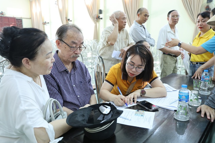 Xuân Mai hỗ trợ người dân thực hiện thủ tục gia hạn ủy quyền nhận lương hưu và trợ cấp bảo hiểm xã hội.- Ảnh 1.
