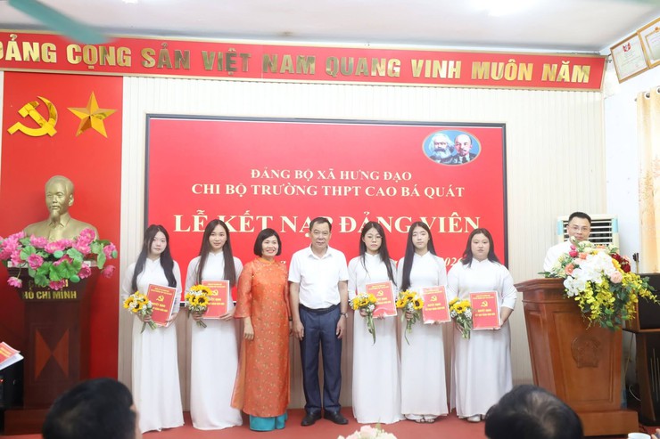 TRƯỜNG THPT CAO BÁ QUÁT - QUỐC OAI TỔ CHỨC LỄ KẾT NẠP ĐẢNG VIÊN CHO 11 HỌC SINH ƯU TÚ- Ảnh 3.