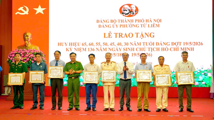 Phường Từ Liêm trao Huy hiệu Đảng đợt 19/5 cho 125 đảng viên- Ảnh 8. Phường Từ Liêm trao Huy hiệu Đảng đợt 19/5 cho 125 đảng viên- Ảnh 8.