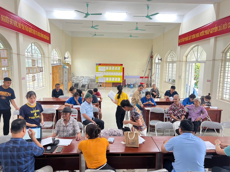 Xuân Mai hỗ trợ người dân thực hiện thủ tục gia hạn ủy quyền nhận lương hưu và trợ cấp bảo hiểm xã hội.- Ảnh 5.