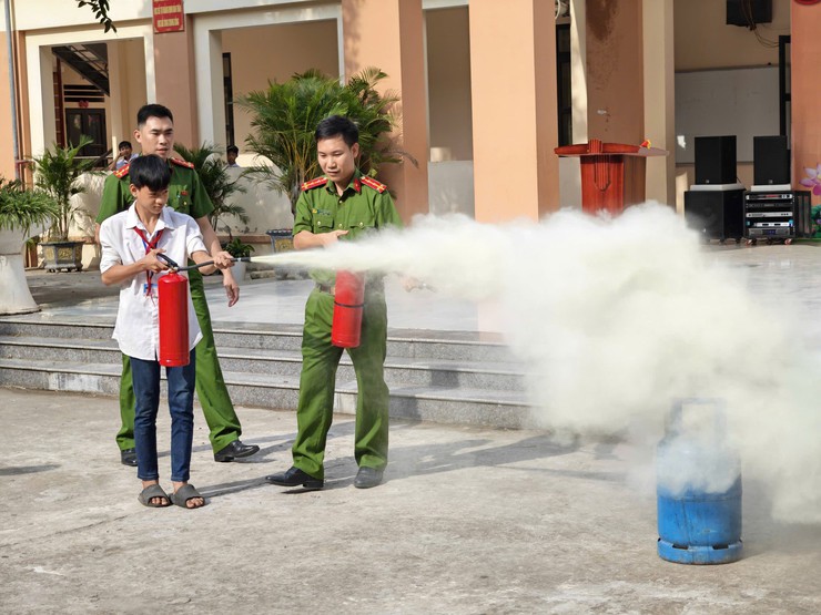 Tuổi trẻ Minh Châu chung tay trang bị kỹ năng phòng, chống đuối nước, cứu nạn cứu hộ và phòng cháy chữa cháy cho học sinh- Ảnh 3.