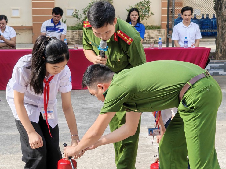 Tuổi trẻ Minh Châu chung tay trang bị kỹ năng phòng, chống đuối nước, cứu nạn cứu hộ và phòng cháy chữa cháy cho học sinh- Ảnh 1.