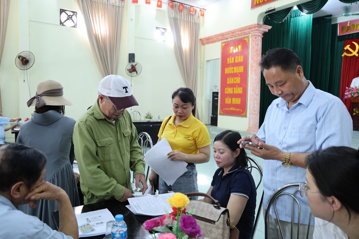 Xuân Mai hỗ trợ người dân thực hiện thủ tục gia hạn ủy quyền nhận lương hưu và trợ cấp bảo hiểm xã hội.- Ảnh 3.
