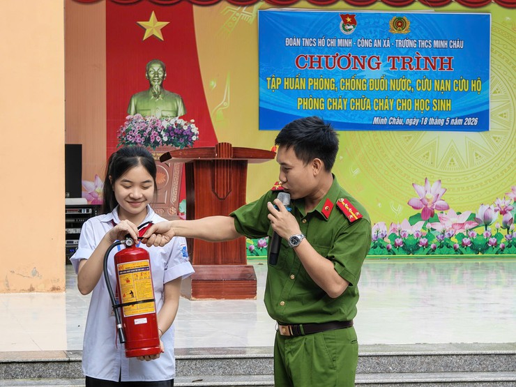 Tuổi trẻ Minh Châu chung tay trang bị kỹ năng phòng, chống đuối nước, cứu nạn cứu hộ và phòng cháy chữa cháy cho học sinh- Ảnh 2.