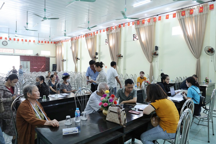 Xuân Mai hỗ trợ người dân thực hiện thủ tục gia hạn ủy quyền nhận lương hưu và trợ cấp bảo hiểm xã hội.- Ảnh 4.