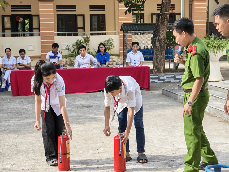 Tuổi trẻ Minh Châu chung tay trang bị kỹ năng phòng, chống đuối nước, cứu nạn cứu hộ và phòng cháy chữa cháy cho học sinh- Ảnh 4.