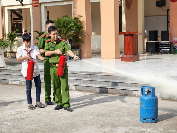 Tuổi trẻ Minh Châu chung tay trang bị kỹ năng phòng, chống đuối nước, cứu nạn cứu hộ và phòng cháy chữa cháy cho học sinh- Ảnh 9.
