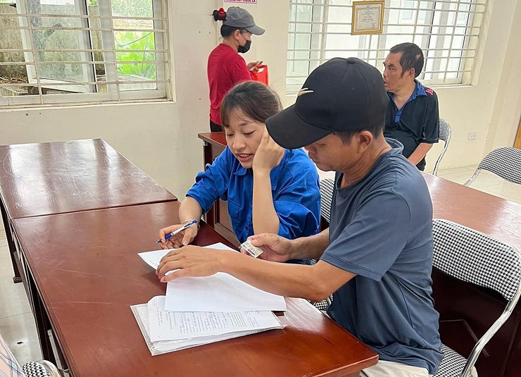 Xuân Mai hỗ trợ người dân thực hiện thủ tục gia hạn ủy quyền nhận lương hưu và trợ cấp bảo hiểm xã hội.- Ảnh 6.