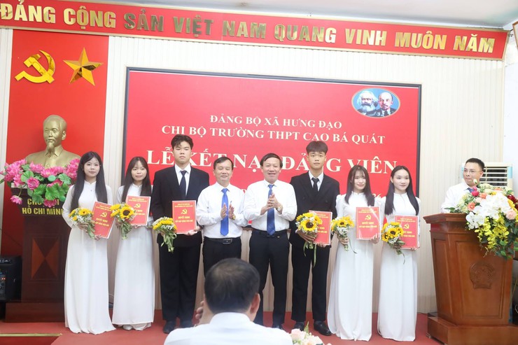 TRƯỜNG THPT CAO BÁ QUÁT - QUỐC OAI TỔ CHỨC LỄ KẾT NẠP ĐẢNG VIÊN CHO 11 HỌC SINH ƯU TÚ- Ảnh 2.