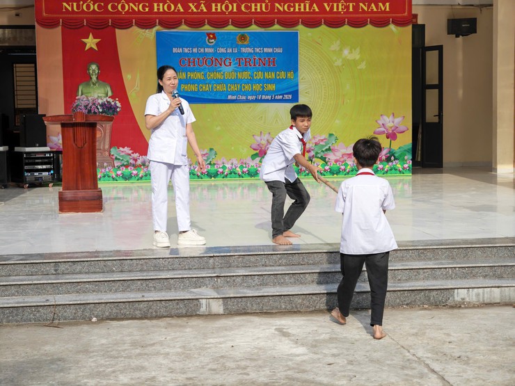 Tuổi trẻ Minh Châu chung tay trang bị kỹ năng phòng, chống đuối nước, cứu nạn cứu hộ và phòng cháy chữa cháy cho học sinh- Ảnh 11.