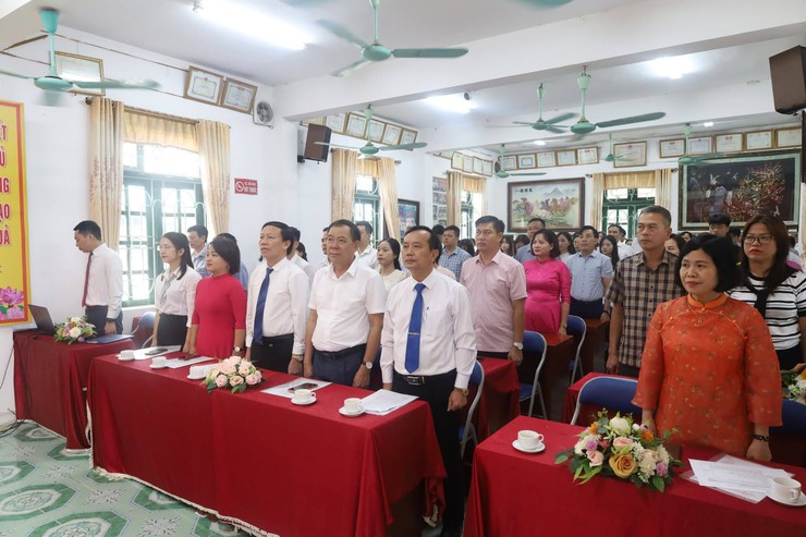 TRƯỜNG THPT CAO BÁ QUÁT - QUỐC OAI TỔ CHỨC LỄ KẾT NẠP ĐẢNG VIÊN CHO 11 HỌC SINH ƯU TÚ- Ảnh 1.