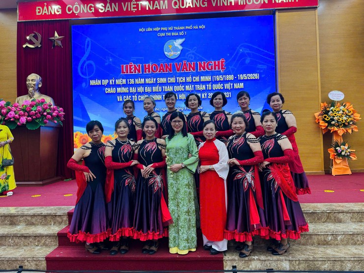 HỘI LHPN PHƯỜNG LÁNG THAM GIA LIÊN HOAN VĂN NGHỆ CỤM THI ĐUA SỐ 1.- Ảnh 2.