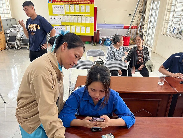 Xuân Mai hỗ trợ người dân thực hiện thủ tục gia hạn ủy quyền nhận lương hưu và trợ cấp bảo hiểm xã hội.- Ảnh 7.
