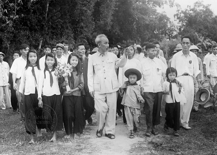 "Ánh sáng Hồ Chí Minh soi đường cho chúng ta đi" - Ảnh 1.