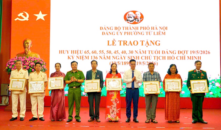 Phường Từ Liêm trao Huy hiệu Đảng đợt 19/5 cho 125 đảng viên- Ảnh 9.