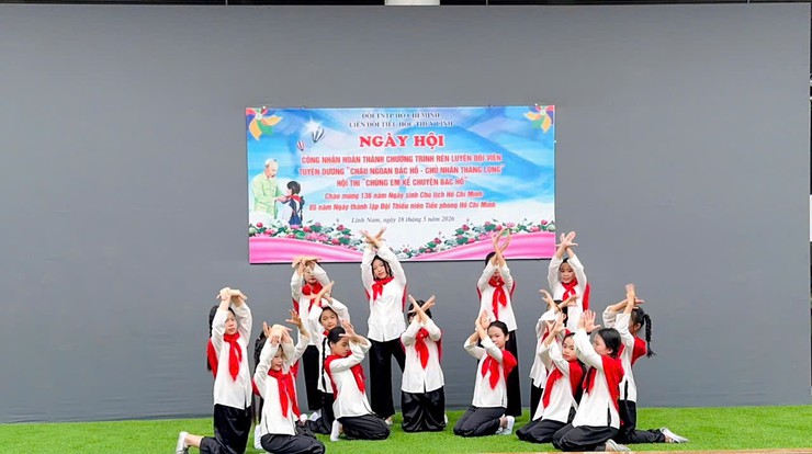Tưng bừng “Ngày hội công nhận hoàn thành Chương trình Rèn luyện đội viên” Tuyên dương Cháu ngoan Bác Hồ – Chủ nhân Thăng Long
Hội thi “Chúng em kể chuyện Bác Hồ” của Liên đội trường Tiểu học Thúy Lĩnh- Ảnh 1.