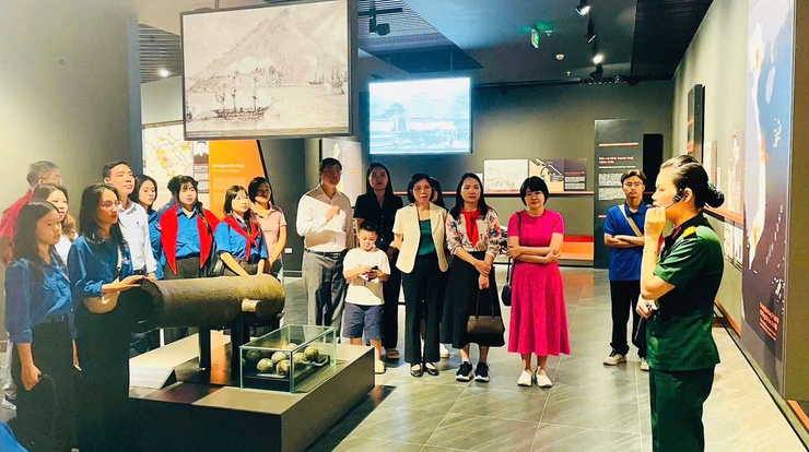 Đoàn đại phường Tây Tựu và “Hành trình về nguồn” tham quan Bảo tàng Lịch sử Quân sự Việt Nam- Ảnh 1.