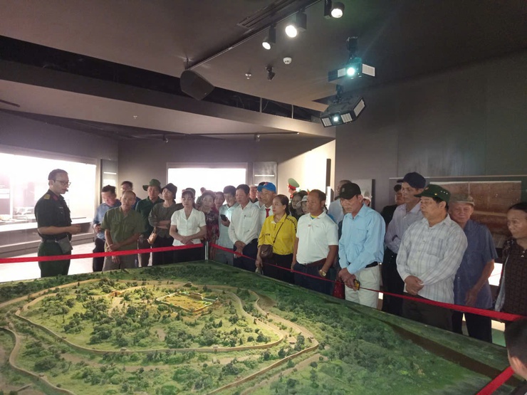 Đoàn đại phường Tây Tựu và “Hành trình về nguồn” tham quan Bảo tàng Lịch sử Quân sự Việt Nam- Ảnh 3.