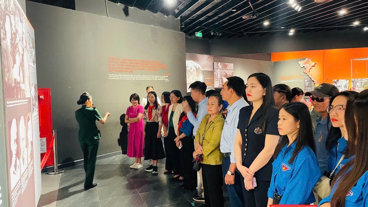 Đoàn đại phường Tây Tựu và “Hành trình về nguồn” tham quan Bảo tàng Lịch sử Quân sự Việt Nam- Ảnh 2.