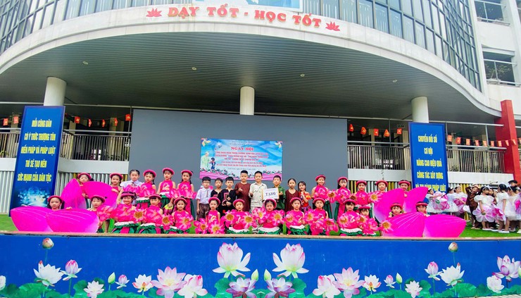 Tưng bừng “Ngày hội công nhận hoàn thành Chương trình Rèn luyện đội viên” Tuyên dương Cháu ngoan Bác Hồ – Chủ nhân Thăng Long
Hội thi “Chúng em kể chuyện Bác Hồ” của Liên đội trường Tiểu học Thúy Lĩnh- Ảnh 2.