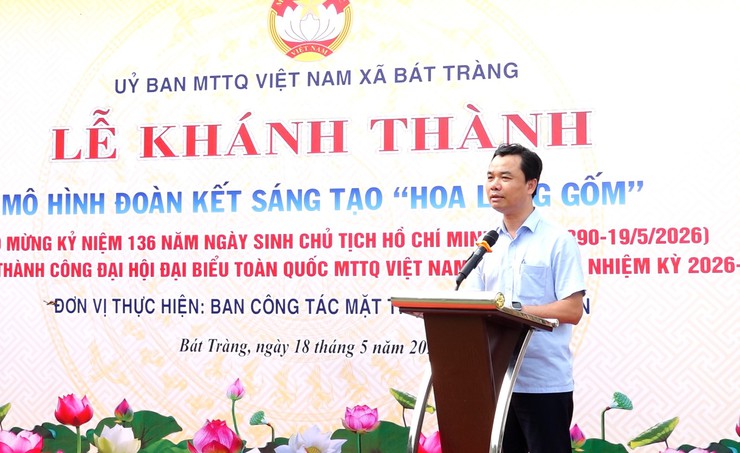 Ủy ban MTTQ xã Bát Tràng gắn biển mô hình đoàn kết sáng tạo "Hoa làng gốm" tại thôn 5 Kim Lan- Ảnh 2.