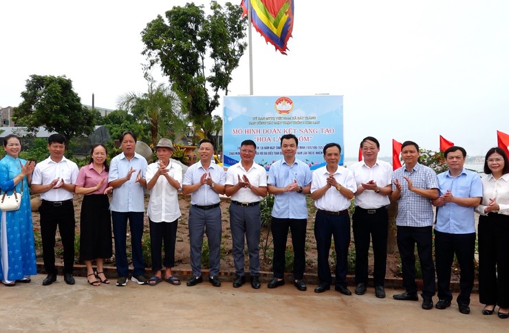 Ủy ban MTTQ xã Bát Tràng gắn biển mô hình đoàn kết sáng tạo "Hoa làng gốm" tại thôn 5 Kim Lan- Ảnh 1.