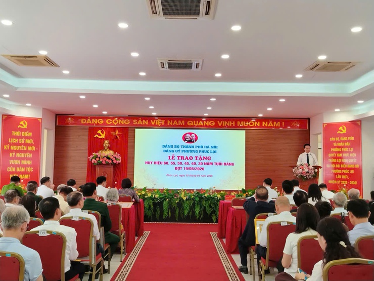 Đảng bộ phường Phúc Lợi trao tặng Huy hiệu Đảng đợt 19/5- Ảnh 10.