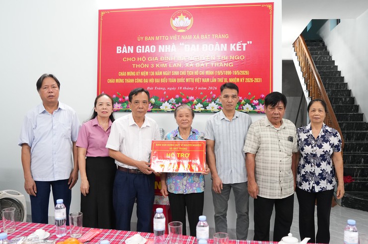 Ủy ban MTTQ xã Bát Tràng bàn giao nhà Đại đoàn kết cho gia đình bà Nguyễn Thị Ngọ, thôn 3 Kim Lan- Ảnh 2.